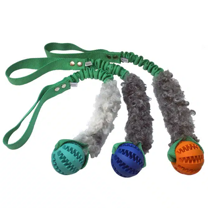 Leksak i fårskinn med expanderband och boll